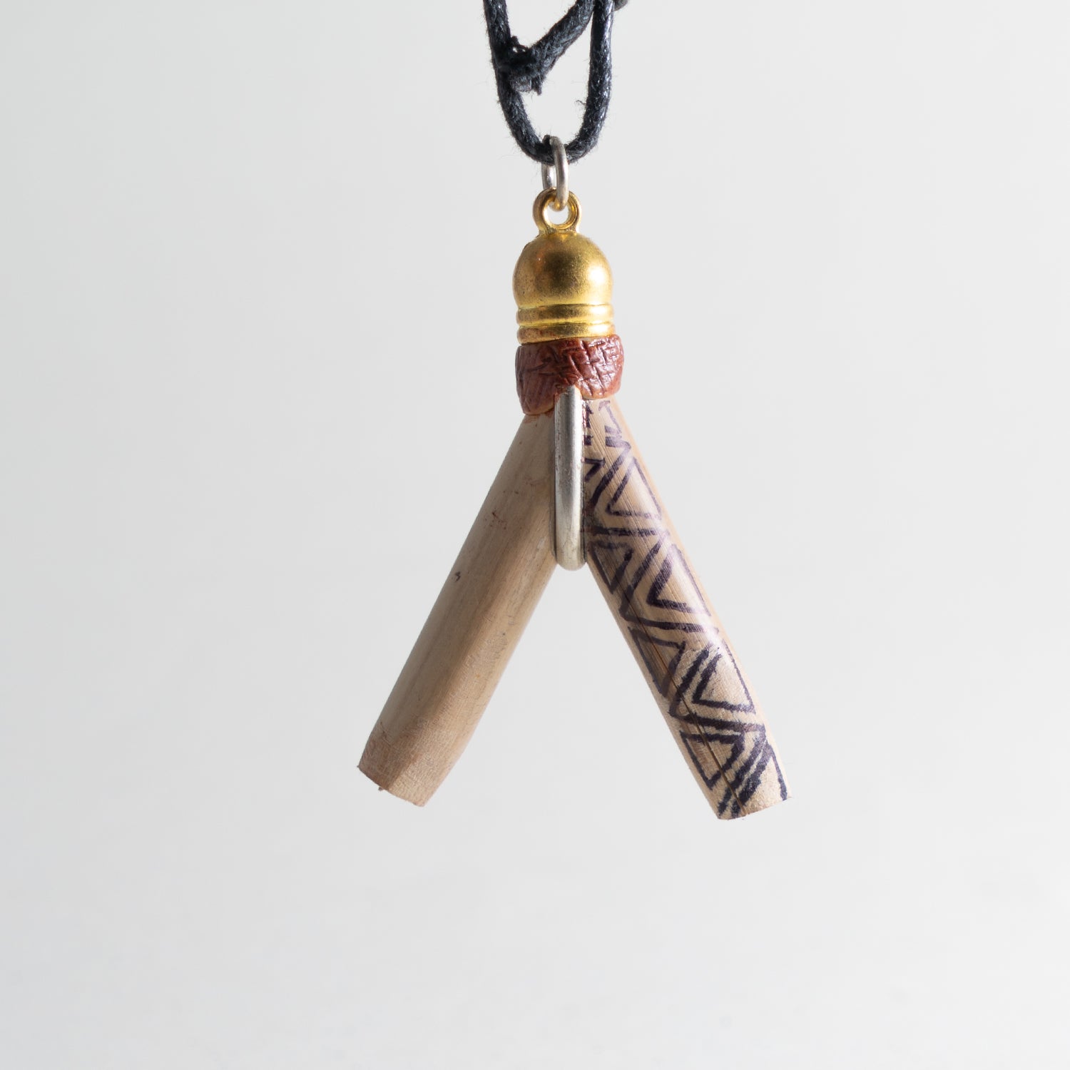Kuripe als Anhaenger mit Goldkappe, Schnur und geometrischen Muster-Gravuren - Rapee Applikator Schmuck aus Peru