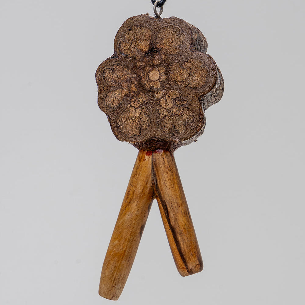 Kuripe auf Holztisch – Nahaufnahme